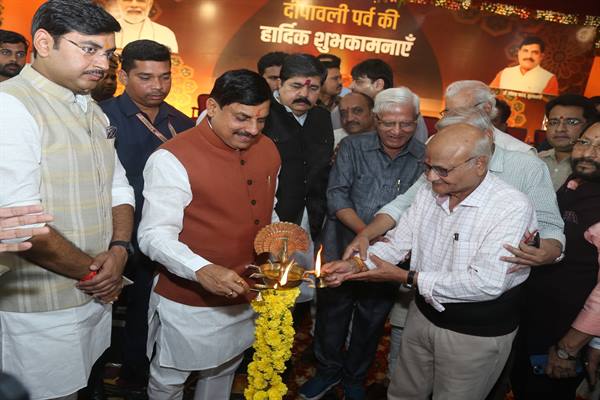 मुख्यमंत्री डॉ. यादव ने मीडिया के साथियों के साथ मनाया दीपोत्सव मुख्यमंत्री डॉ. यादव ने मीडिया के साथियों के साथ मनाया दीपोत्सव