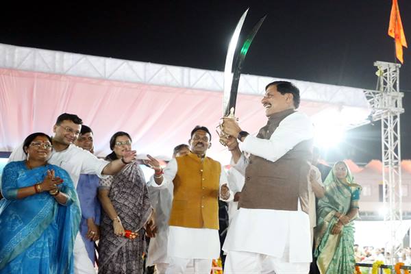 नारी शक्ति के जोश और जुनून को देख मुख्यमंत्री डॉ. यादव ने भी किया शस्त्रकला प्रदर्शन