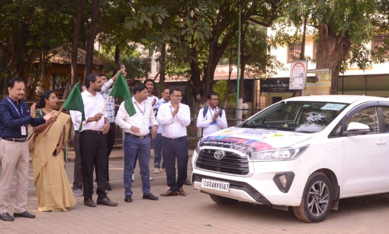 नगर निगम आयुक्त ने होम वोटिंग के लिए मतदान रथ को हरी झंडी दिखाकर किया रवाना