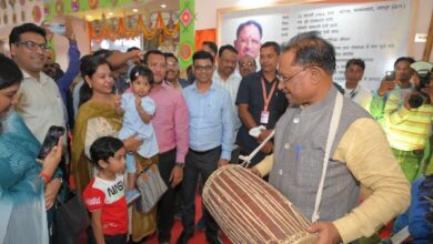 मुख्यमंत्री साय ने मांदर बजाकर वादकों का उत्साह बढ़ाया, परंपरागत वाद्ययंत्रों को सुना