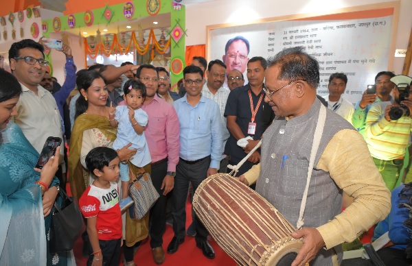 मुख्यमंत्री साय ने मांदर बजाकर वादकों का उत्साह बढ़ाया, परंपरागत वाद्ययंत्रों को सुना