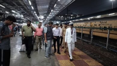 दीपावली एवं छठ पूजा त्योहार के मद्देनजर रेल प्रबंधक ने रायपुर स्टेशन का किया निरीक्षण