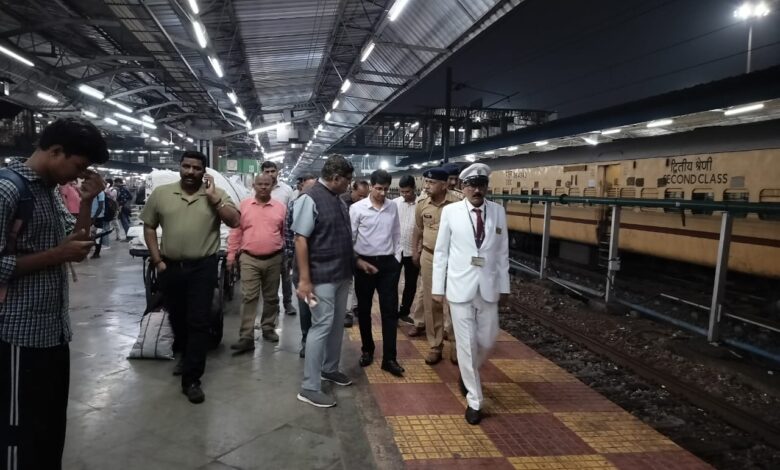 दीपावली एवं छठ पूजा त्योहार के मद्देनजर रेल प्रबंधक ने रायपुर स्टेशन का किया निरीक्षण