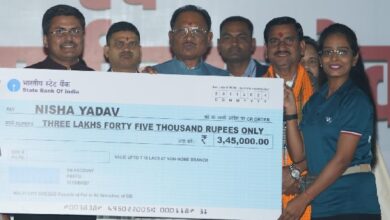 मुख्यमंत्री साय ने पर्वतारोही निशा यादव को किया 3.45 लाख रुपए का चेक प्रदान