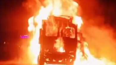 नेशनल हाईवे में देर रात को अचानक ट्रक में लगी आग, हताहत नहीं