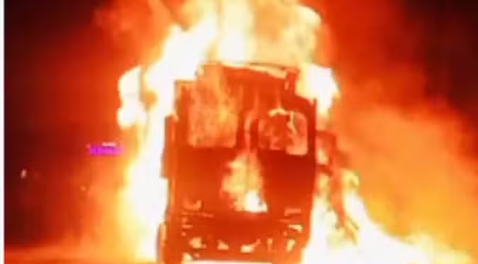 नेशनल हाईवे में देर रात को अचानक ट्रक में लगी आग, हताहत नहीं