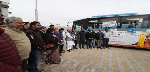 केंद्रीय मंत्री ने लेह में एनटीपीसी की ग्रीन हाइड्रोजन बसों को हरी झंडी दिखा कर रवाना किया केंद्रीय मंत्री ने लेह में एनटीपीसी की ग्रीन हाइड्रोजन बसों को हरी झंडी दिखा कर रवाना किया