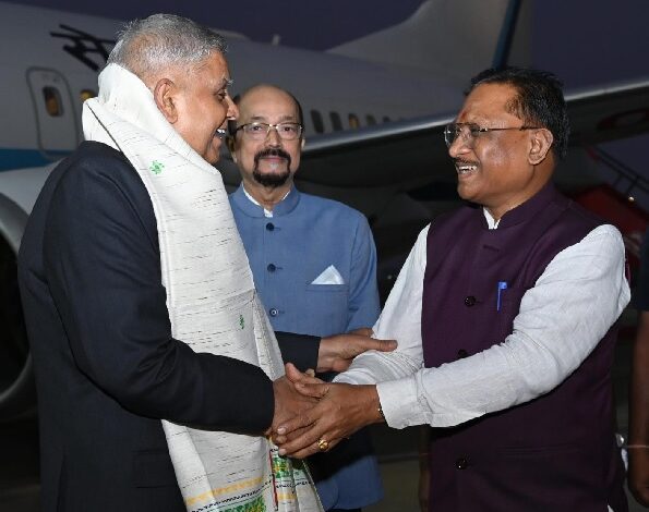 रायपुर पहुँचे उपराष्ट्रपति जगदीप धनखड़, राज्य अलंकरण से विभूतियों का करेंगे सम्मान