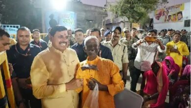 CM ने उज्जैन में पैदल भ्रमण करके नागरिकों को दीपावली की शुभकामनाएं दी