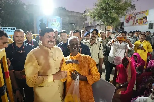CM ने उज्जैन में पैदल भ्रमण करके नागरिकों को दीपावली की शुभकामनाएं दी