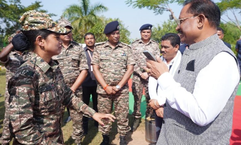 CM ने सीआरपीएफ़ बस्तरिया बटालियन की जवान प्रमिका दुग्गा की मां से फोन पर की बात