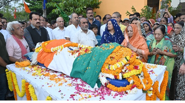 पूर्व राज्यसभा सांसद गोपाल व्यास को राजकीय सम्मान के साथ दी गई अंतिम विदाई