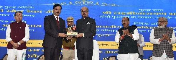 संविधान को केवल पढ़े नहीं बल्कि इसे समझे और इसका पालन करें : रमेन डेका