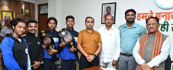 मुख्यमंत्री ने किक बॉक्सिंग खिलाड़ियों की हौसला अफजाई की