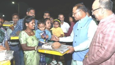 मुख्यमंत्री ने नवा रायपुर में सफाई कर्मियों के साथ बांटी दीवाली की खुशियां