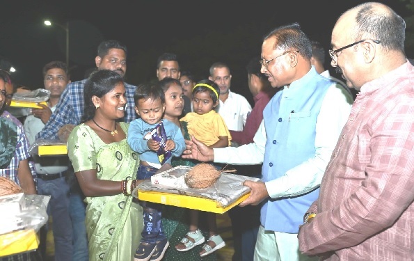 मुख्यमंत्री ने नवा रायपुर में सफाई कर्मियों के साथ बांटी दीवाली की खुशियां