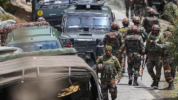 जम्मू कश्मीर में सुरक्षा बलों और आतंकियों के बीच मुठभेड़, इलाके की घेराबंदी