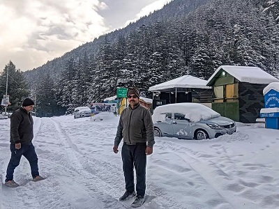 नए साल में तीन राज्यों में भारी बर्फबारी, कई सड़कें बंद, हजारों टूरिस्ट फंसे