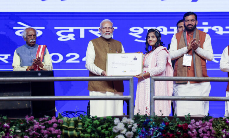 प्रधानमंत्री मोदी ने एलआईसी की बीमा सखी योजना का किया शुभारंभ