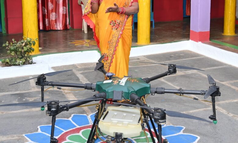 एक एकड़ की फसल, दस मिनट ड्रोन का काम और ड्रोन दीदी ने कमा लिया 300 रुपए एक एकड़ की फसल, दस मिनट ड्रोन का काम और ड्रोन दीदी ने कमा लिया 300 रुपए