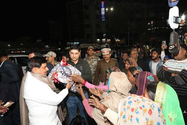 CM डॉ. यादव ने देर रात भोपाल के रैन बसेरों में पहुँचकर जरूरतमंदों और महिलाओं को बांटे कंबल