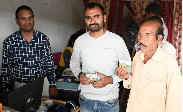 उपार्जन केन्द्रों में माइक्रो एटीएम की सुविधा से प्रसन्न है किसान