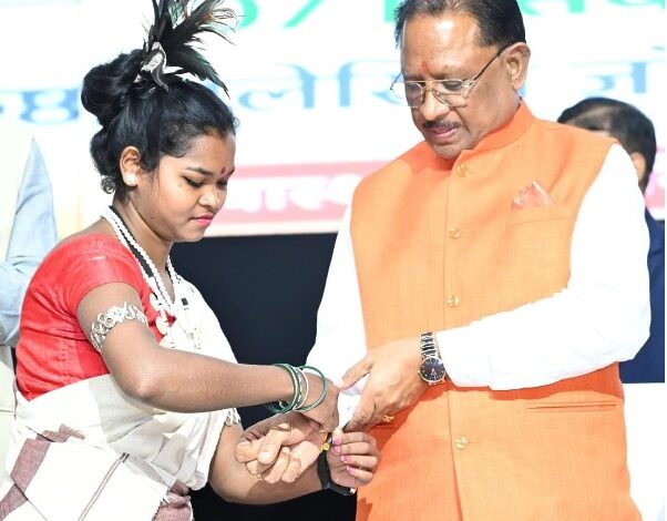 बस्तर की रहने वाली बबीता नाग ने मुख्यमंत्री को बांधा निरामय सूत्र