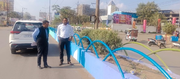 कमिश्नर ने डिवाइडर में पेंटिंग और सौंदर्यीकरण कार्य की प्रगति देखी