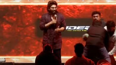 ‘पुष्पा 2’ के हीरो अल्लू अर्जुन के पैर छूने के लिए मंच पर दौड़ पड़ा फैन