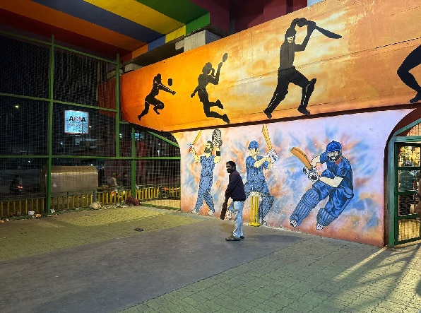 मल्टीपरपस गेम जोन में पहुंचे सुपर 30 के आनंद कुमार, युवाओं के साथ खेला क्रिकेट