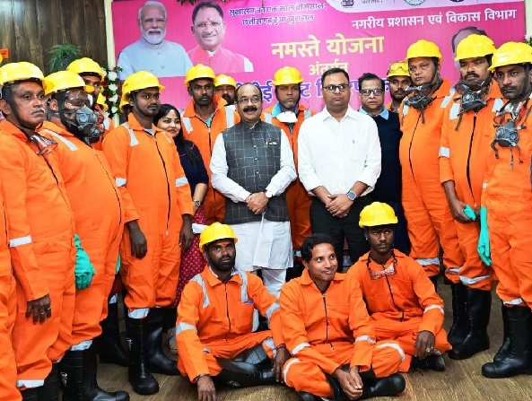 समाज व देश हित में कार्य कर रहे सफाई कर्मचारियों और उनके परिवार की सुरक्षा शासन का दायित्व : अरुण साव