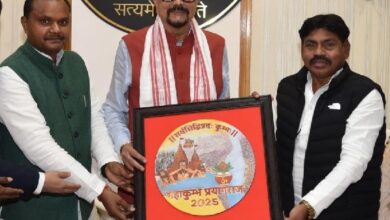 राज्यपाल डेका से उत्तर प्रदेश के समाज कल्याण राज्य मंत्री गोंड ने की भेंट