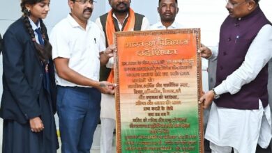 स्कूली बच्चों द्वारा तैयार लकड़ी की नेम प्लेट और पोट्रेट उपहार में पाकर मुख्यमंत्री साय ने जताई खुशी