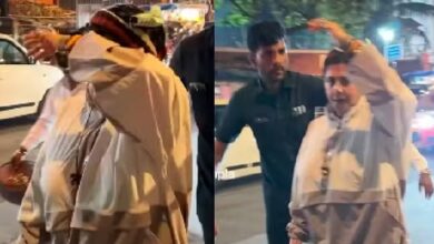 एकता कपूर मुंबई में हुई स्पॉट, चेहरा छिपाती आई नजर