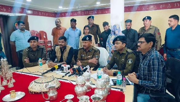 मंदिर में काम करने वाली महिला ने बेटों के साथ मिलकर की चोरी