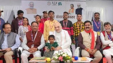 केन्द्रीय गृह मंत्री अमित शाह ने हथियार छोड़ मुख्यधारा में शामिल हुए लोगों से की मुलाकात