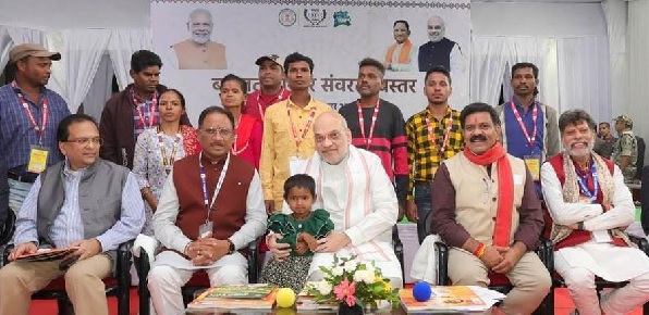 केन्द्रीय गृह मंत्री अमित शाह ने हथियार छोड़ मुख्यधारा में शामिल हुए लोगों से की मुलाकात केन्द्रीय गृह मंत्री अमित शाह ने हथियार छोड़ मुख्यधारा में शामिल हुए लोगों से की मुलाकात