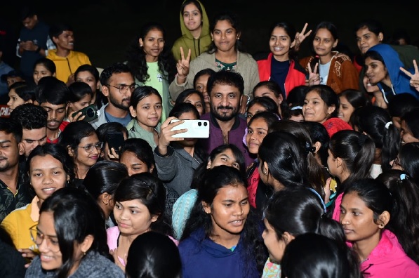 सेल्फ स्टडी करने और धैर्य रखने वाले साधारण व्यक्ति को निश्चित मिलती है सफलता: सुपर 30 आनंद कुमार सेल्फ स्टडी करने और धैर्य रखने वाले साधारण व्यक्ति को निश्चित मिलती है सफलता: सुपर 30 आनंद कुमार