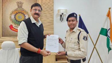 साइबर ठगी के पीड़ितों को आरक्षक ने वापस दिलाई राशि, आईजी ने किया सम्मानित