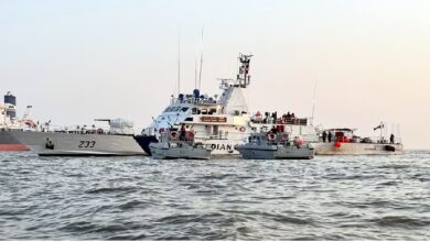 गेटवे ऑफ इंडिया के पास बेकाबू नेवी बोट ने यात्री नाव को मारी टक्कर