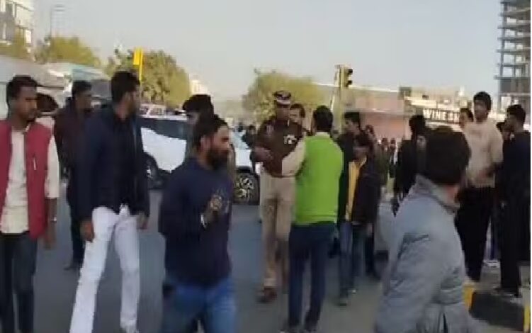 सीएम के काफिले की पलटी गाड़ी, जवान घायल