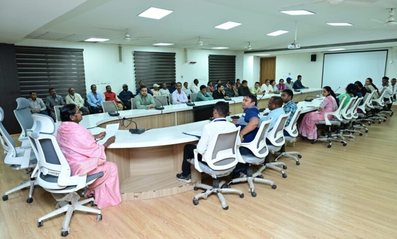 निगम अधिकारियों और कर्मचारियों के लिए हेलमेट अनिवार्य निगम अधिकारियों और कर्मचारियों के लिए हेलमेट अनिवार्य