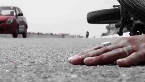 मेले से लौट रहे बाइक सवारों को ट्रक ने मारी ठोकर, तीन दोस्तों ने तोड़ा दम मेले से लौट रहे बाइक सवारों को ट्रक ने मारी ठोकर, तीन दोस्तों ने तोड़ा दम