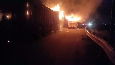 ट्रक ने स्कूटी सवार युवक को मारी ठोकर, मौत, आक्रोशितों ने वाहनों में लगाई आग