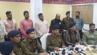 गौमांस बेचने वाले आधा दर्जन लोग गिरफ्तार, चाकू, तराजू भी बरामद गौमांस बेचने वाले आधा दर्जन लोग गिरफ्तार, चाकू, तराजू भी बरामद