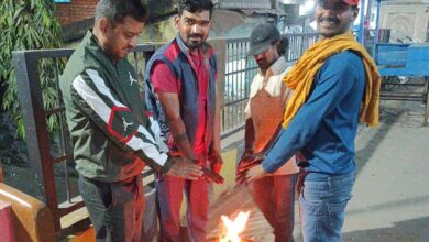 बढ़ी ठंड : निगम ने आम लोगों के लिए कई चौक-चौराहों में जलाया अलाव