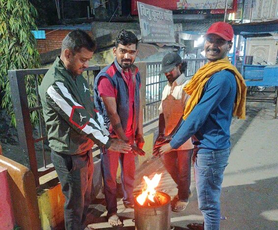 बढ़ी ठंड : निगम ने आम लोगों के लिए कई चौक-चौराहों में जलाया अलाव