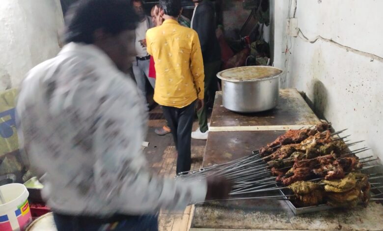 ख्वाहिश बिरयानी रेस्टोरेंट एवं सफायर में गन्दगी और दूषित भोजन नाली में बहाये जाने पर चेतावनी देकर 10 हजार जुर्माना