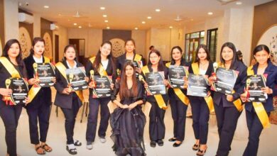 डुमरतराई स्थित आर बी सैलून में महिलाओं को ब्यूटी पार्लर का कोर्स सिखाया जा रहा