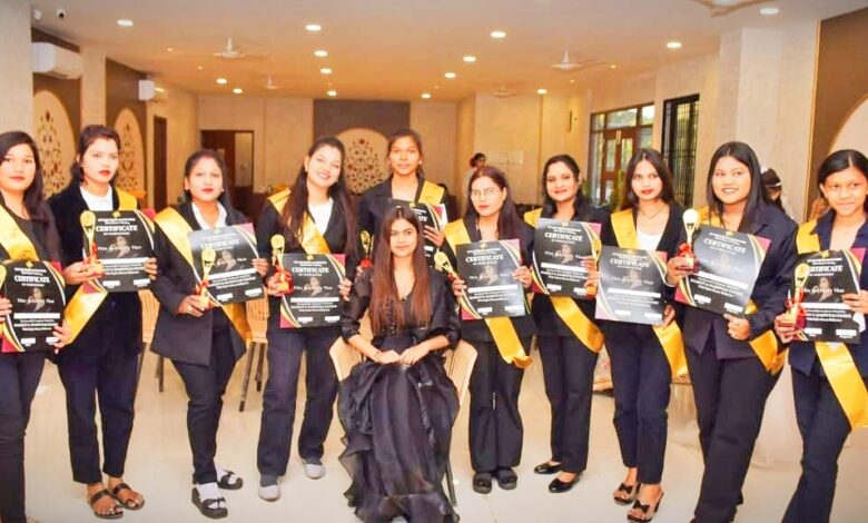 डुमरतराई स्थित आर बी सैलून में महिलाओं को ब्यूटी पार्लर का कोर्स सिखाया जा रहा